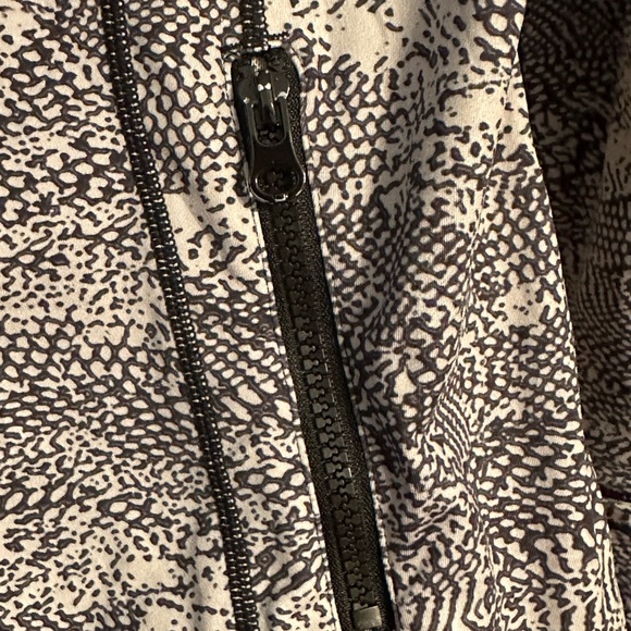 Lululemon Women's Define Thumb Hole Mock Neck Full Zip Jacket Size 12 - Picture 5 of 8